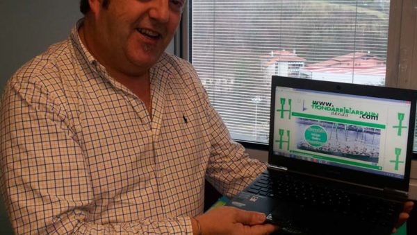 En la imagen el responsable de la firma guipuzcoana VPK Solutions, Jon Arriaga, con la web de la tienda online www.hondarribiarraundenda.com