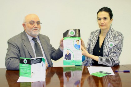 FOTO: Ángel Garay e Itizar González posan en la sede del COF Gipuzkoa tras la firma del acuerdo.