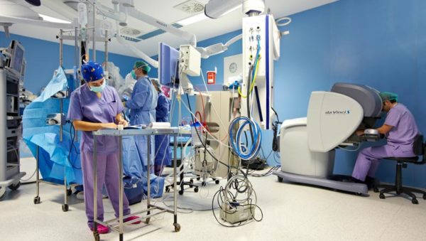 fotografía-de-los-urólogos-Ion-Madina-y-Javier-Azparren-operando-con-el-robot-quirúrgico-Da-Vinci-en-Policlínica-091211-347_original