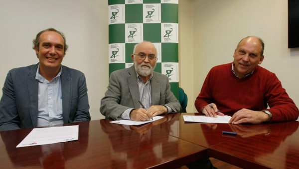 FOTO: De ida. a dcha. Manuel Marañón, Secretario de AGIAC; Ángel Garay, Presidente del COFG; y José Mª Alvariño, Presidente de AGIAC.