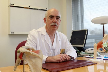 FOTO: En la imangen, el Dr. Javier Albillos, traumatólogo especialista en factores de crecimiento.