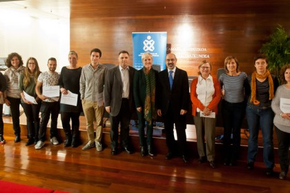 FOTO: Imagen de grupo de los premiados en las Jornadas, junto al Comité Científico, Pilar Lecuona, Presidenta del COEGI y el ponente Tontxu Campos.