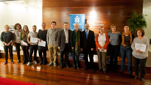 FOTO: Imagen de grupo de los premiados en las Jornadas, junto al Comité Científico, Pilar Lecuona, Presidenta del COEGI y el ponente Tontxu Campos.