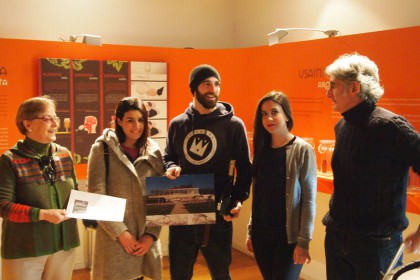 En la imagen la alcaldesa de Leioa, Mari Carmen Urbieta, junto con Yaiza Salmon, Pablo Astrain (con la fotomontaje de cómo quedará el mural), Rebeca Ferrero e Iñaki Bilbao.