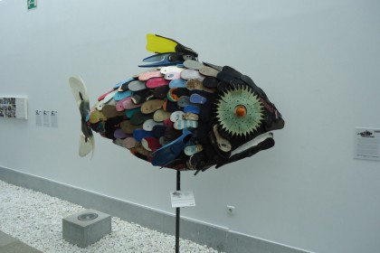 Escultura realizada con residuos encontrados en las playas