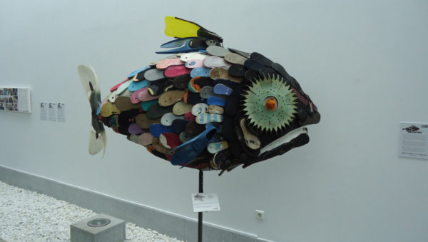 Escultura realizada con residuos encontrados en las playas