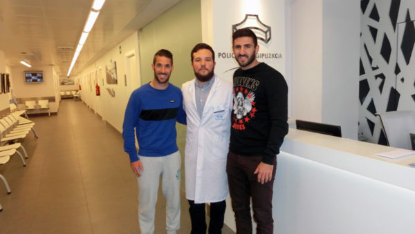 Lillo y Raúl Navas, jugadores de la S.D. Eibar, junto al podólogo de la Unidad del Pie en Eibar, Antonio Martínez.