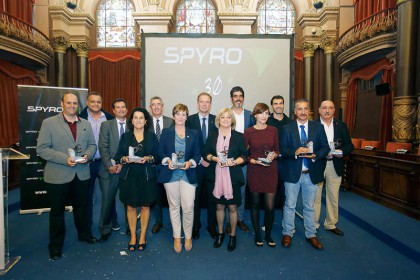 FOTO: Imagen de familia con las autoridades y los Premios SPYRO.
