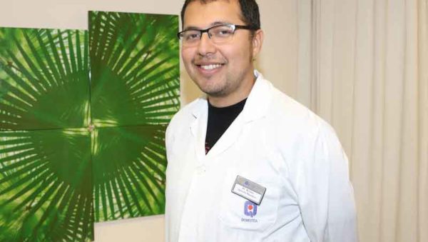 imagen del Dr. Julio Bernuy, especialista en aparato digestivo.