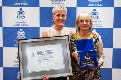 FOTO: De izda. a dcha. Pilar Lecuona, Presidenta del COEGI; y Ana Orbegozo, Directora de Enfermería de Matia Fundazioa, Premio COEGI 2017 al Desarrollo de la Profesión Enfermera.