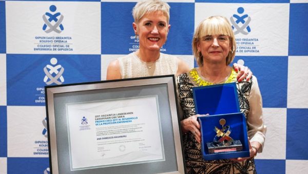 FOTO: De izda. a dcha. Pilar Lecuona, Presidenta del COEGI; y Ana Orbegozo, Directora de Enfermería de Matia Fundazioa, Premio COEGI 2017 al Desarrollo de la Profesión Enfermera.