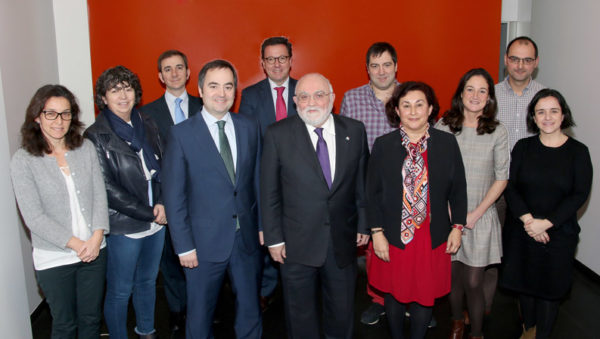 FOTO: En la imagen integrantes del Consejo de Farmacéuticos del País Vasco junto al recién elegido presidente, Ángel Garay