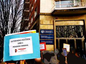Miles de pensionistas indignados exigen en las calles de Donostia San Sebastián "pensiones dignas"