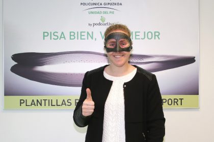 Mariasun Quiñones posa en la Unidad del Pie de Policlínica Gipuzkoa con su máscara personalizada Younext