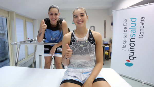 Las jugadoras María Erauncetamurgil y Lara González, posan esta mañana en el Hospital de Día Quirónsalud Donostia.