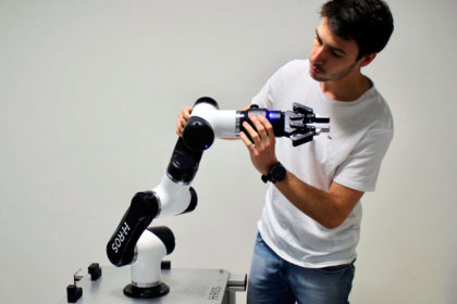 Igor (ingeniero de Acutronic Robotics) trabaja con MARA
