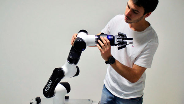 Igor (ingeniero de Acutronic Robotics) trabaja con MARA
