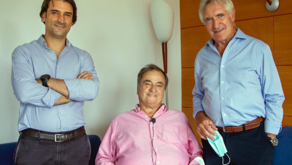 Paco Biosca, con los traumatólogos Alberto Hernández y Jaime Usabiaga