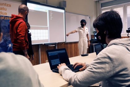 FOTO: Alumnos/as utilizando Txac Planet en un aula para mejorar sus habilidades computacionales