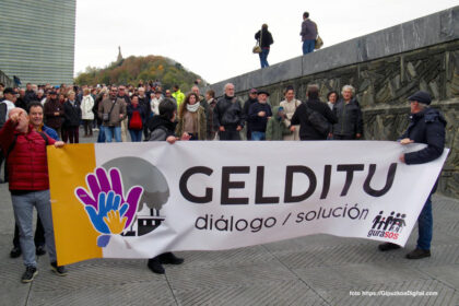 Donostia San Sebastián, hoy en La Zurriola, más de 3.000 personas hemos pedido la 