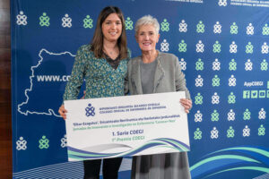 Arantxa Bujanda recibió el primer premio COEGI de manos de su presidenta, Pilar Lekuona.