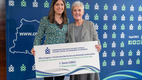 Arantxa Bujanda recibió el primer premio COEGI de manos de su presidenta, Pilar Lekuona.